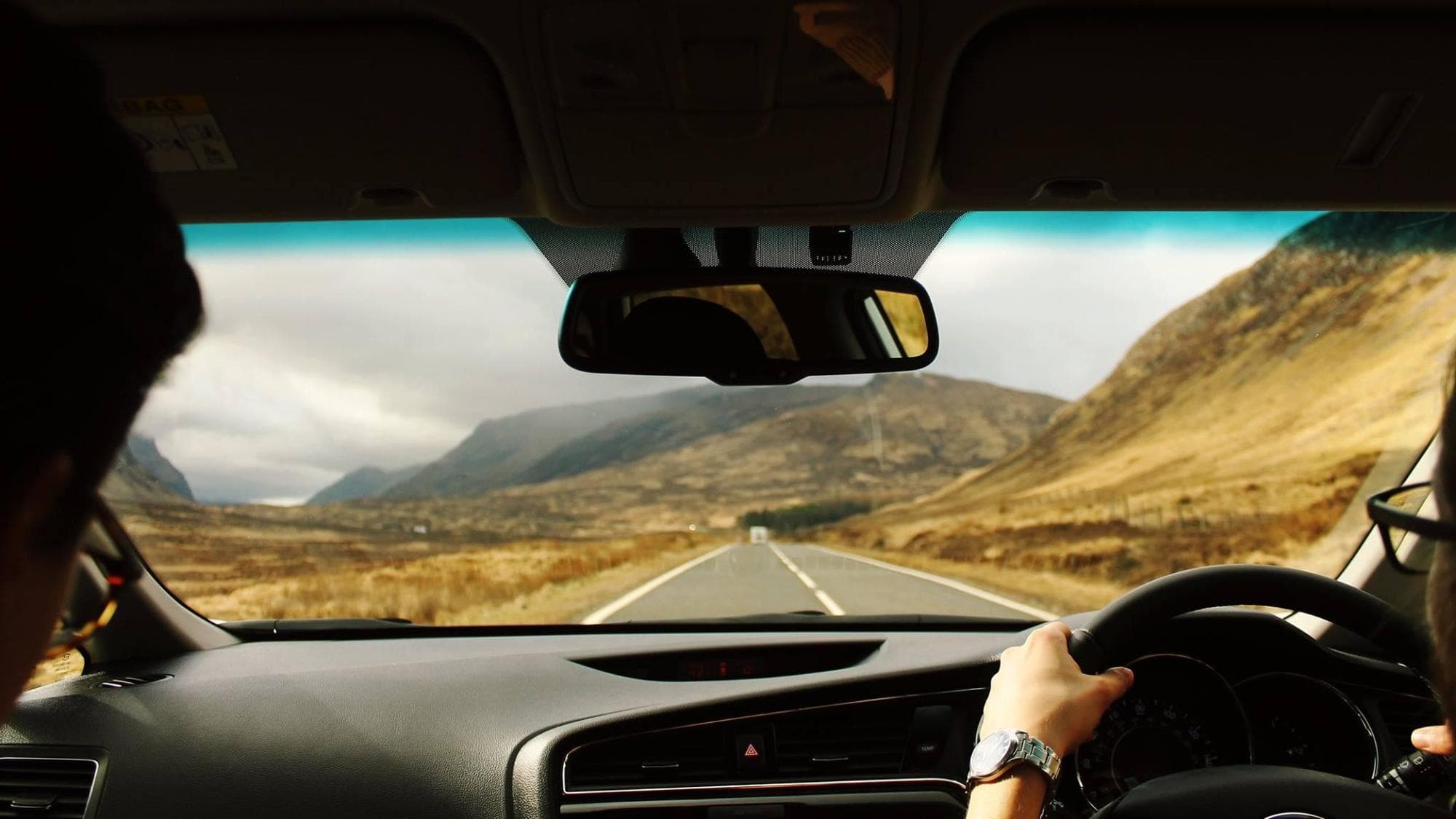 de zij-kant van de weg