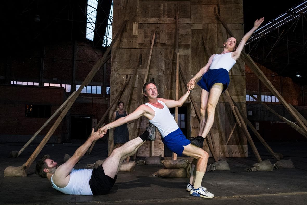 Het Bezoek: één voor allen of allen voor één?