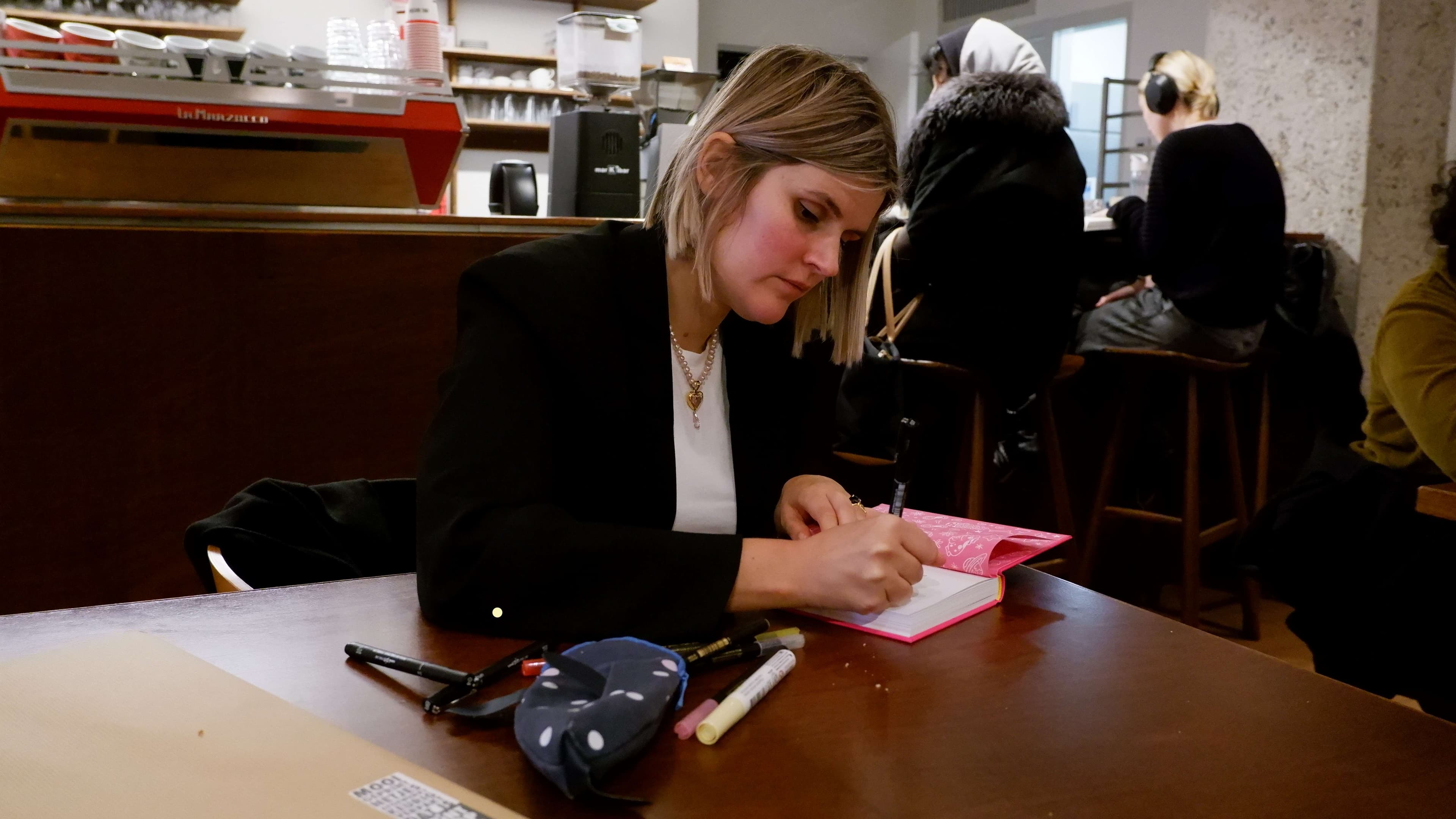 NIET NU LAURA, TENZIJ JE WILT LACHEN EN HUILEN TEGELIJK