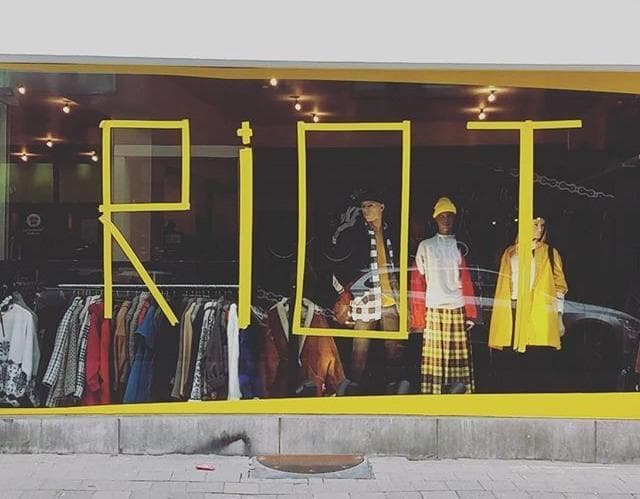 250 gram jeansvest, alstublieft!