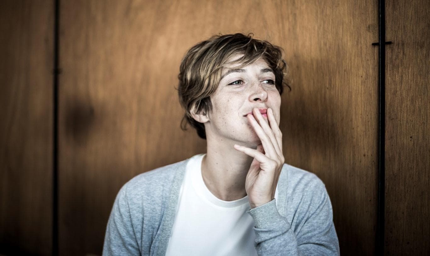 een vrouw met ballen