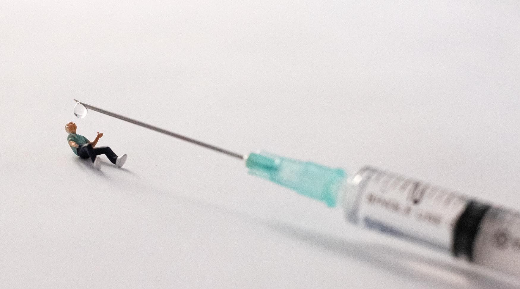 bedwelmd achter de banken