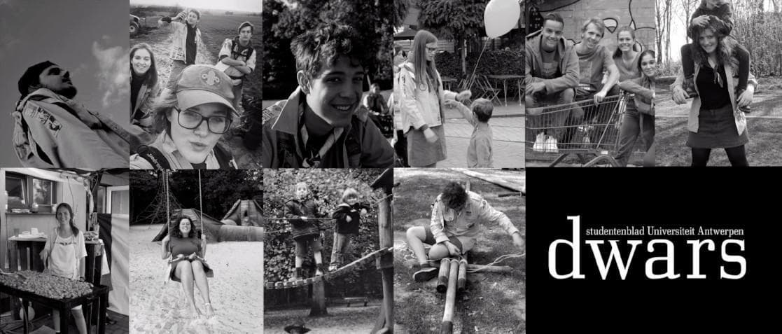 een aula vol uniformen